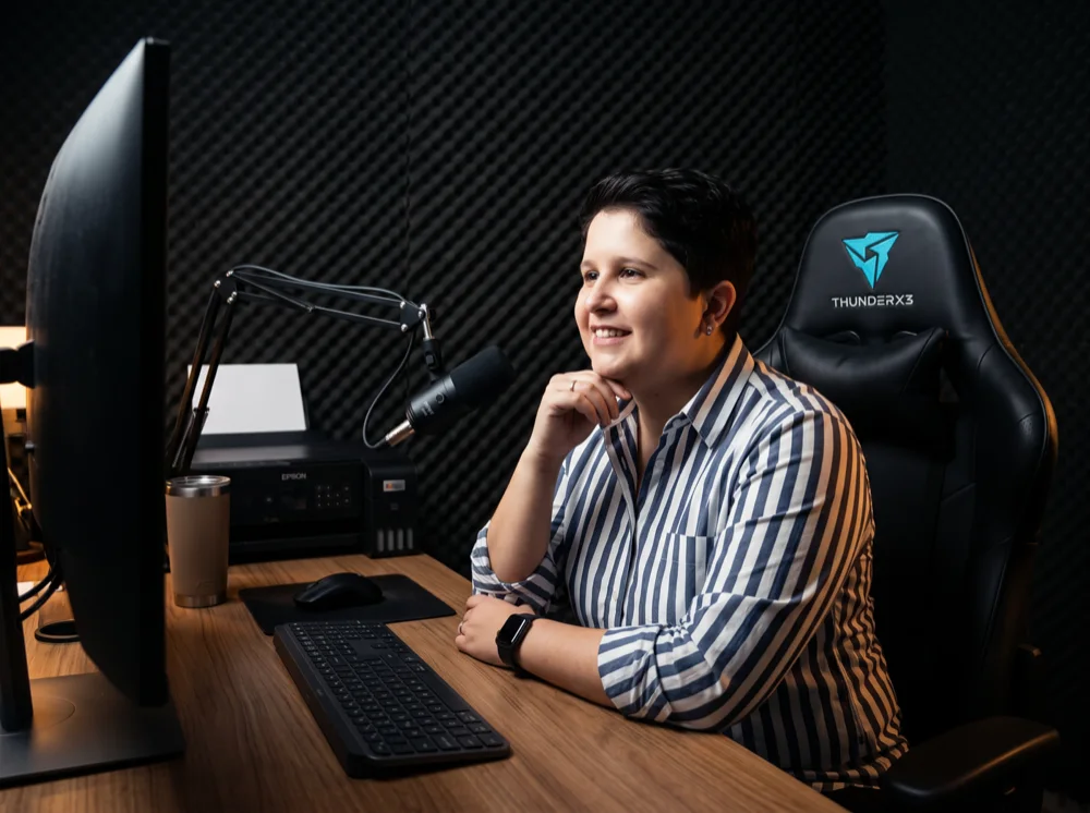 Jéssica Costa trabalhando no estúdio